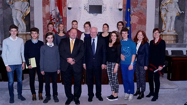 der Generalsekretär der Alpenkonvention Markus Reiterer mit LTP Herwig van Staa und den Lehrerinnen und SchülerInnen des AGI Innsbruck