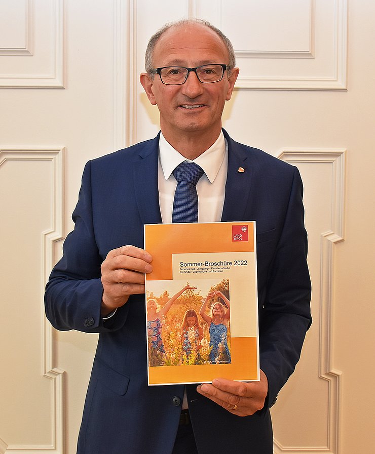Landesrat Mattle mit der Sommer-Broschüre 2022