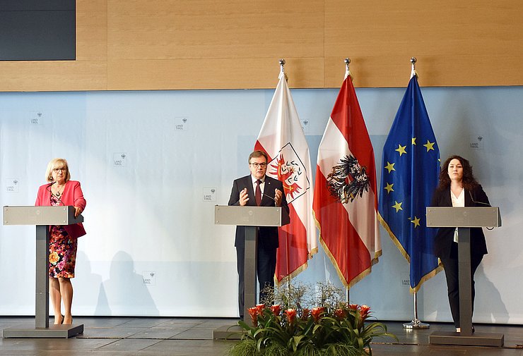 Pressekonferenz nach der Regierungssitzung, von li: LRin Beate Palfrader, LH Günther Platter, LHStvin Ingrid Felipe.