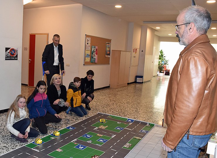 Kinder der Volksschule Iselsberg zeigten ihr Können mit den "BeeBots": Im Bild mit LRin Palfrader, Michaela Hysek-Unterweger, Wirtschaftskammer Tirol und Martin Bergerweiß, Privatstiftung Sparkasse Lienz sowie Lehrer Thomas Haidenberger