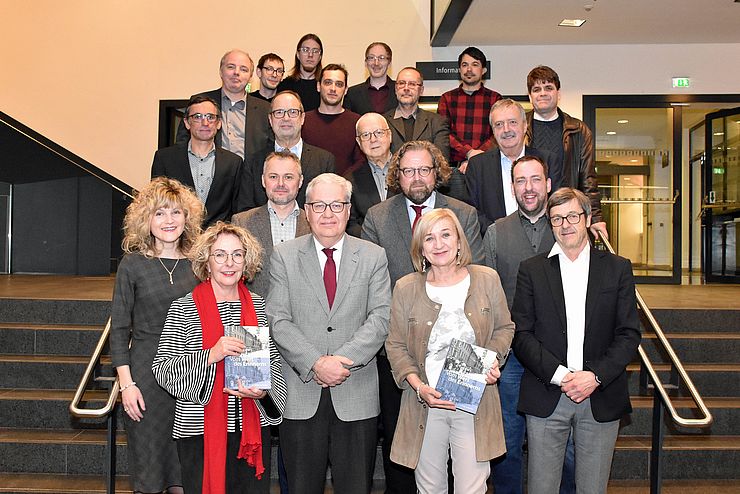 LRin Beate Palfrader (Mitte) mit den Mitgliedern des Beirates und den AutorInnen der Publikation. 