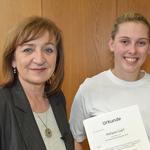 Arbeitslandesrätin Beate Palfrader gratulierte Melanie Gabl zum "Lehrling des Monats November 2018".