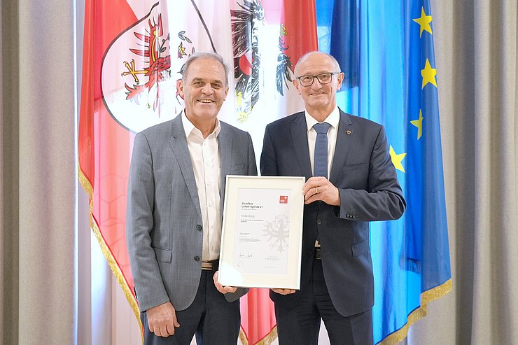 © Land Tirol/Dominik Bei der Zertifikatsübergabe v.l.n.r. Bürgermeister Andreas Kröll und Landeshauptmann Anton Mattle