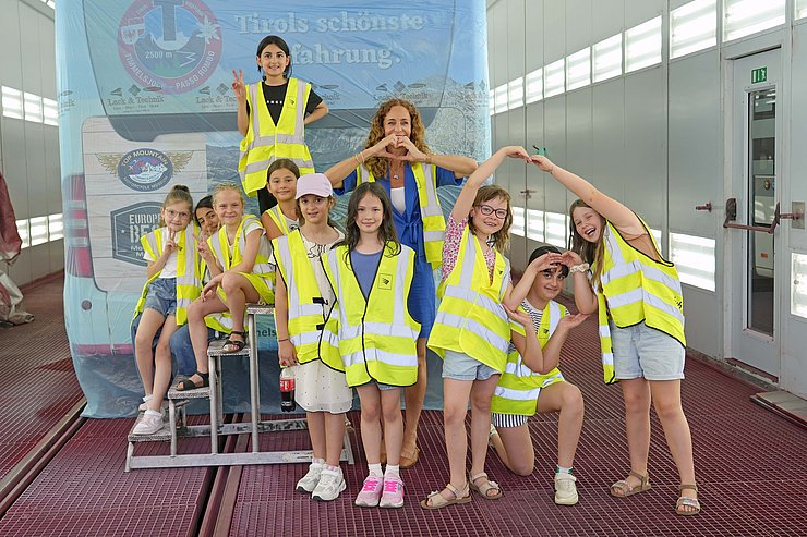 Schülerinnen posieren mit Landesrätin
