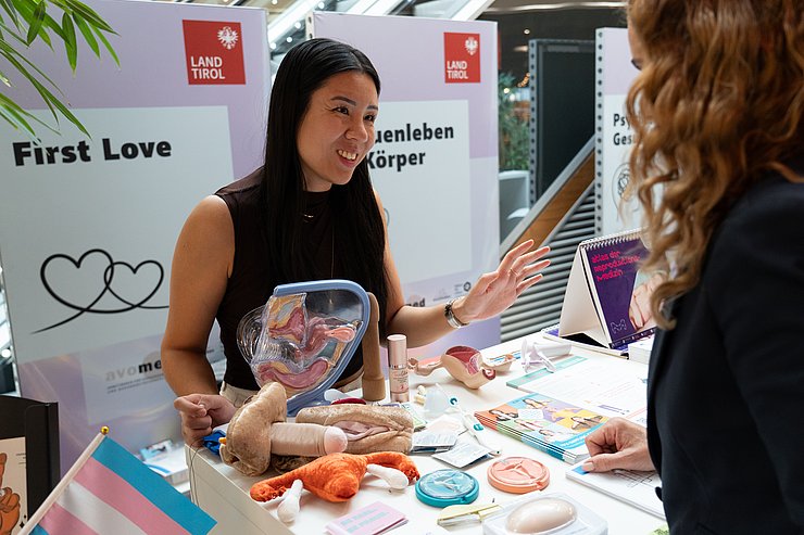 © Land Tirol/Neuner Eine Beraterin spricht mit einer Frau.