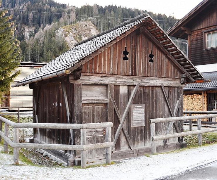 Blick auf die Glasurmühle des "Hafnereimuseums Steger"