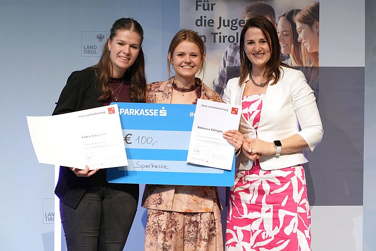 © Land Tirol/Trenker Jugendliche mit Urkunden und eine Frau auf der Bühne