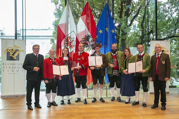 LH Günther Platter (li. außen) und Obmann Elmar Juen (re.) gratulierten den drei Preisträgern des Blasmusikpreises 2022: Der Musikkapelle Pflach, dem Jugendorchester Matrei i.O. sowie der Bundesmusikkapelle Unterlangkampfen. 