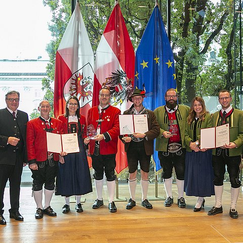 LH Günther Platter (li. außen) und Obmann Elmar Juen (re.) gratulierten den drei Preisträgern des Blasmusikpreises 2022: Der Musikkapelle Pflach, dem Jugendorchester Matrei i.O. sowie der Bundesmusikkapelle Unterlangkampfen. 