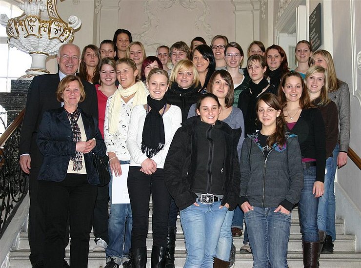 Landtagspräsident Herwig van Staa führte die Schülerinnen der Innsbrucker Ferarrischule durch die Räumlichkeiten des Tiroler Landtages.