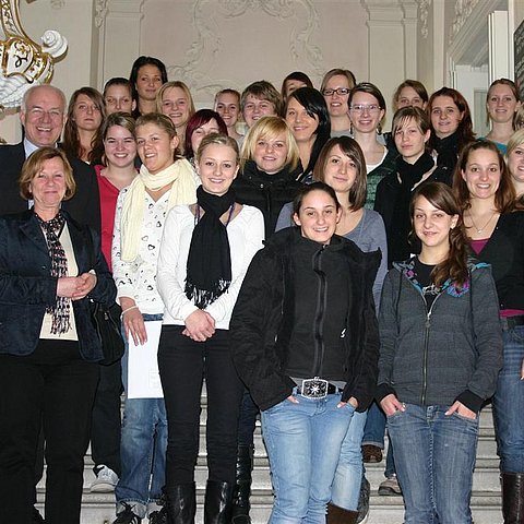 Landtagspräsident Herwig van Staa führte die Schülerinnen der Innsbrucker Ferarrischule durch die Räumlichkeiten des Tiroler Landtages.