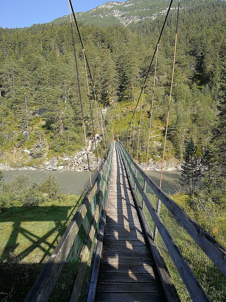 Die alte Hängebrücke hatte vor ca. 100 Jahren noch einen ganz anderen Zweck zu erfüllen .