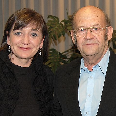Hans Haid war der erste Preisträger des Otto-Grünmandl-Preises. Hier im Bild mit LRin Beate Palfrader bei der Preisverleihung 2010. 