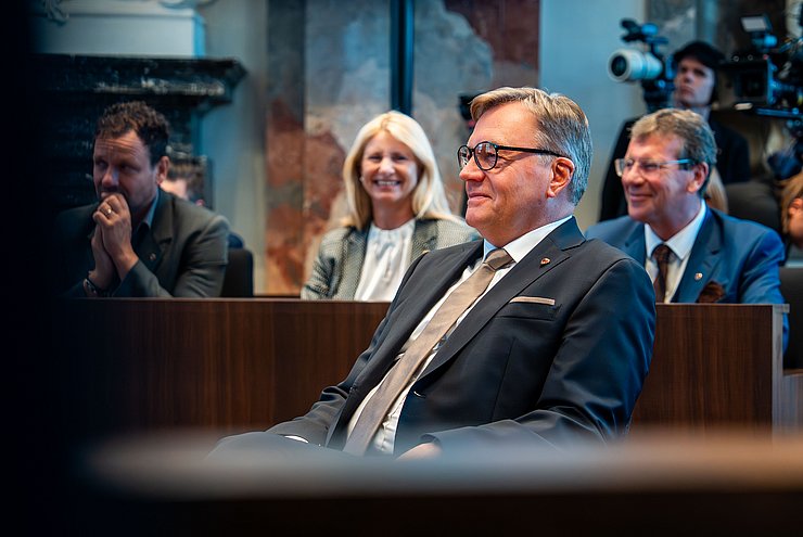 © Tiroler Landtag/Christanell LH a.D. Günther Platter nahm in der Saalmitte Platz.