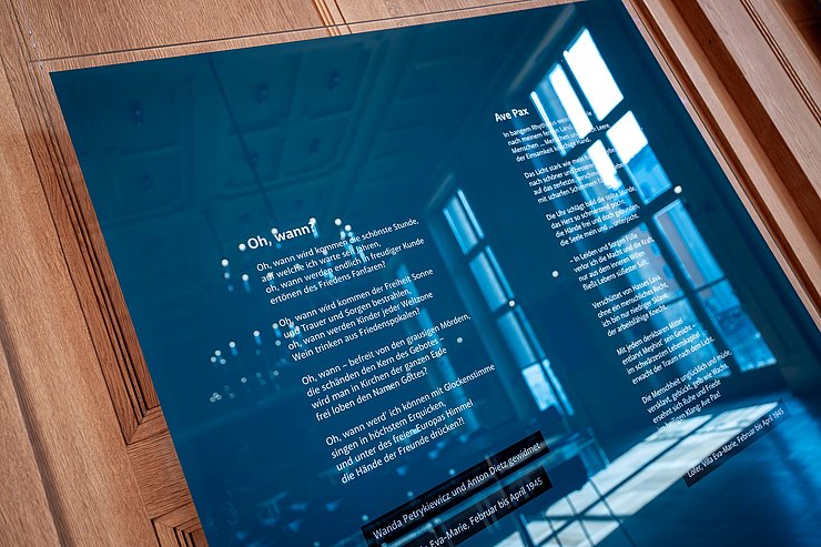 Foto eines ausgestellten Gedichts.