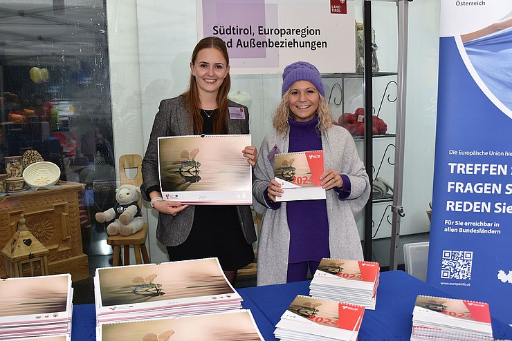 Ebenfalls mit dabei: Die Europaregion Tirol-Südtirol-Trentino - Nathalie und Jasmin präsentierten den gefragten Euregio-Kalender.