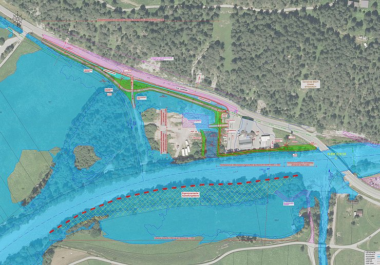 Baumaßnahmen oberhalb der Brücke – Aufschüttung eines Hochwasserdammes (grün) – die blaue Fläche ist die Überflutungsfläche nach Ausführung der Baumaßnahmen.