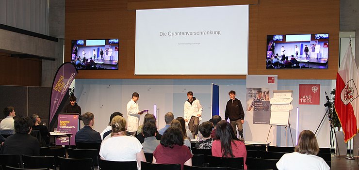 Jugendliche auf der Bühne