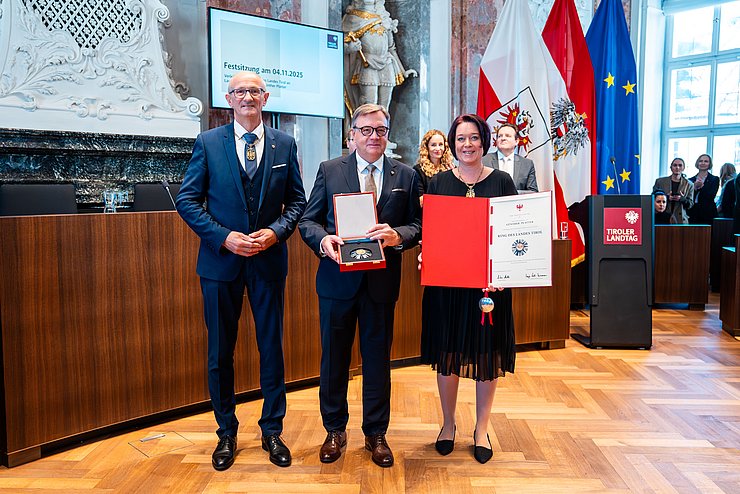© Tiroler Landtag/Christanell LTPin Sonja Ledl-Rossmann und LH Anton Mattle mit dem neuen Ringträger LH a.D. Günther Platter