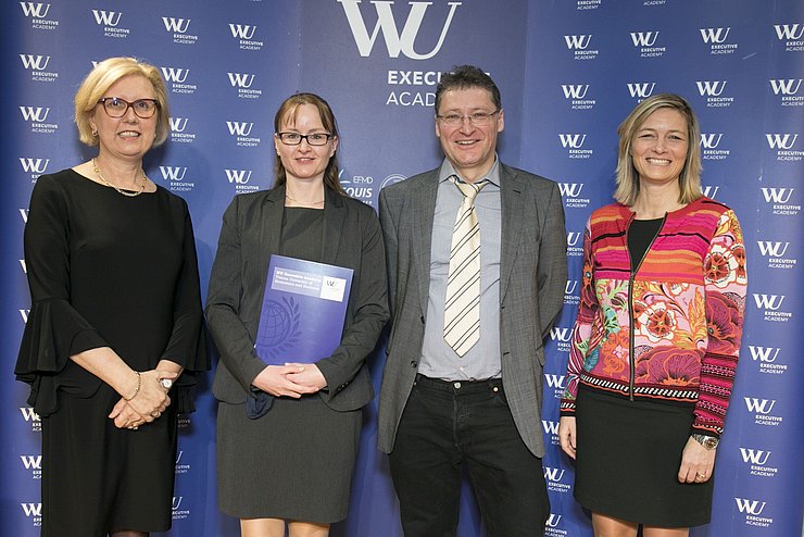 Foto von Dr. Margit Kraker (Präsidentin des Rechnungshofes), Dipl.-Ing. Astrid Goldbach (LRH Tirol), Univ. Prof. Dr. Klaus Gugler (Wissenschaftlicher Leiter), Dr. Astrid Kleinhanns-Rollé (Managing Director der WU Executive Academy)