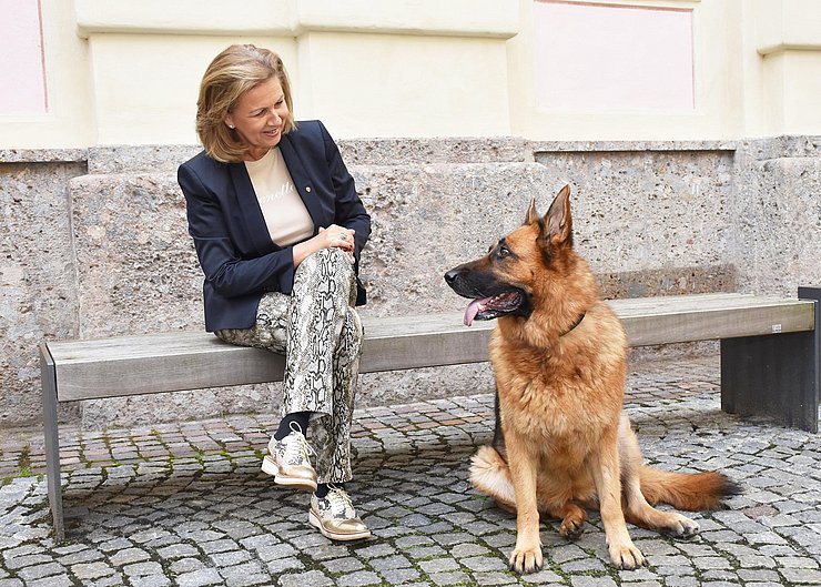 Landesrätin Zoller-Frischauf mit Schäferhündin Flori: „Bei der Hundehaltung geht es vor allem um Verantwortung. Wer sich einen Hund anschaffen will, muss sich seinen Pflichten gegenüber dem Tier und gegenüber seinen Mitmenschen bewusst sein. Der rücksichtsvolle Umgang miteinander steht im Vordergrund.“