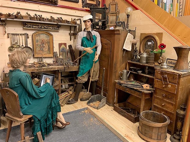 Blick in einen Ausstellungsraum des "BilderRahmenMuseums Hofinger".