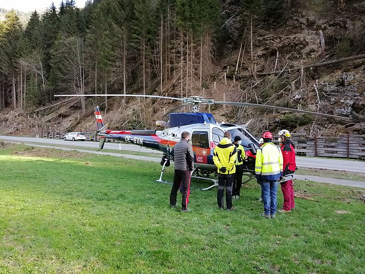 Besprechung der FachexpertInnen unmittelbar vor dem Erkundungsflug vor Ort.