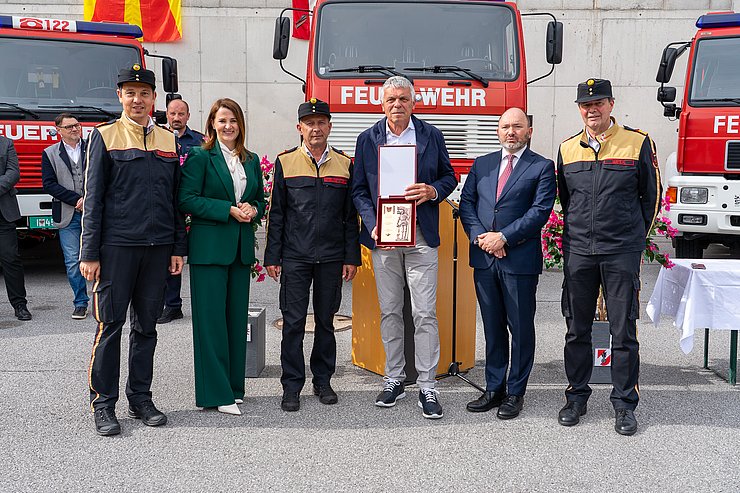 © Landesfeuerverband Tirol/Lintner Auszeichnung mit der Florianiplakette in Bronze für den langjährigen Projektkoordinator des Landes Tirol für die Wiederaufbauhilfe Peter Logar (4.v.li.).