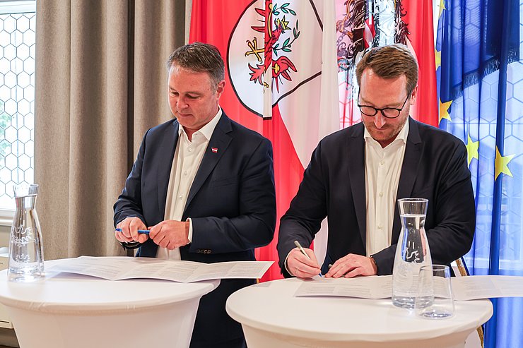 Vizekanzler Andreas Babler und LHStv Philip Wohlgemuth unterzeichnen die Kooperationsvereinbarung im Landhaus in Innsbruck.