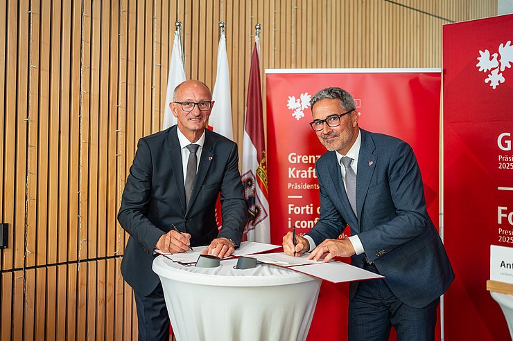 © Land Tirol/Fitsch Beim Unterzeichnen