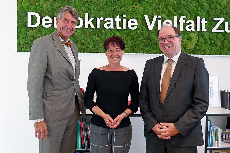 (v.li.) Honorarkonsul Christoph Achammer, LTPin Sonja Ledl-Rossmann, Botschafter Walter Haffner