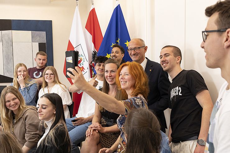 Die Lehrpersonen, Schülerinnen und Schüler machen Selfies mit dem Landeshauptmann