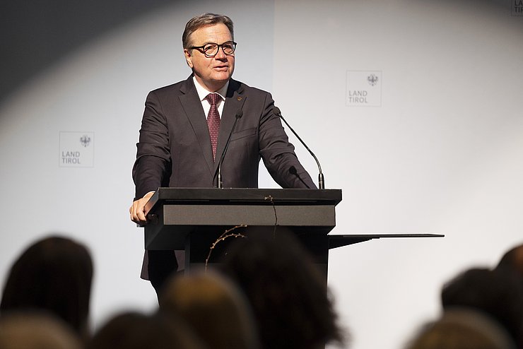 LH Platter: "Die Tiroler Landesordnung ist das Fundament und das Werkzeug, mit dem wir arbeiten. Sie ist der Anker, der meist im Verborgenen dafür sorgt, dass unser Land auch in schwierigen Zeiten den Boden einer stabilen Verfassung nicht verlässt und Sicherheit gibt."