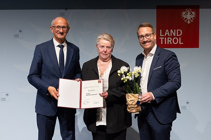 Verleihung Tiroler Sportehrenzeichen 2026, v. l. n. r. LH Anton Mattle, Gertraud Weger, 1. LHStv. Philip Wohlgemuth