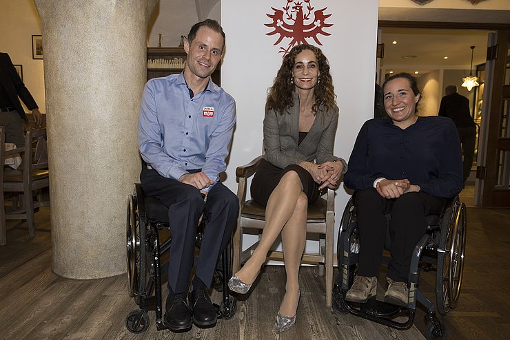 Landesrätin Eva Pawlata mit Claudia Lösch (unter anderem zweifache Paralympic-Goldmedaillenträgerin) und Roman Rabl (unter anderem Weltcup-Sieger in der Para-Super-Kombination).