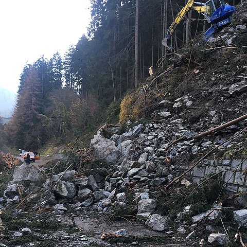 Umfangreiche Abräumarbeiten in schwierigem Gelände erfordern eine längere Straßensperre.