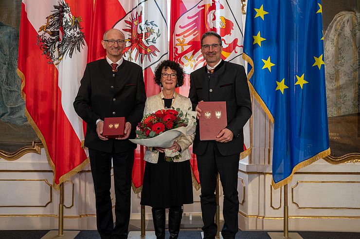 Auszeichnung für Brigitte Loderbauer, frühere Leiterin der Oberstaatsanwaltschaft Innsbruck, überreicht von LH Anton Mattle und LH Arno Kompatscher (re.).