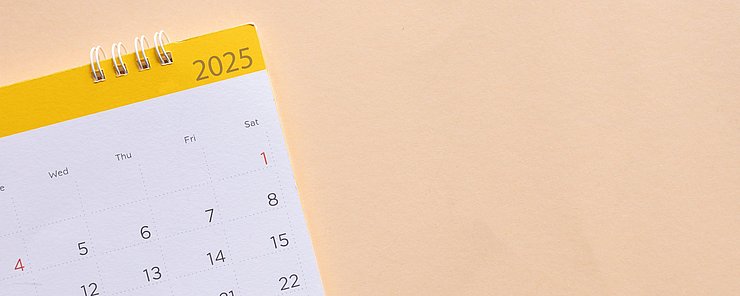 Close,Up,White,Calendar,2025,And,Month,Schedule,With,Pencil