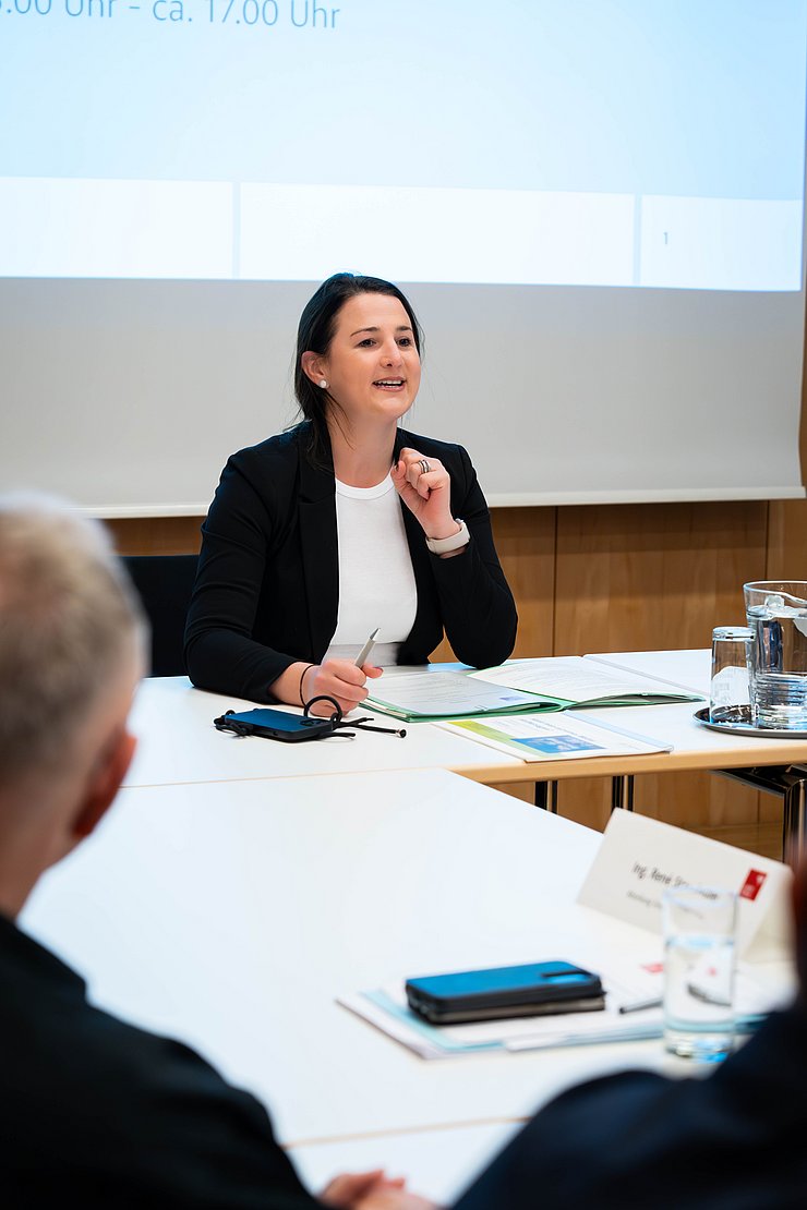 Mair an Tisch sitzend und sprechend