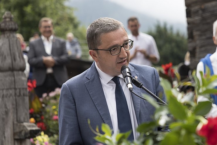 LH Fugatti sprechend