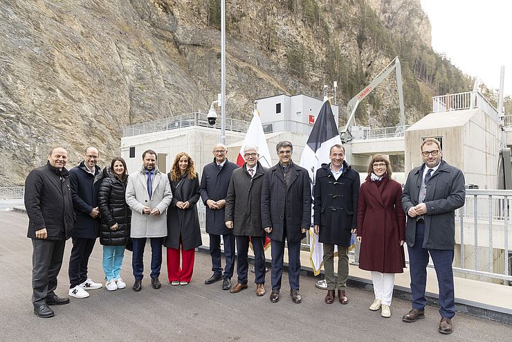 Gruppenfoto der beiden Regierungen vor dem Kraftwerk.