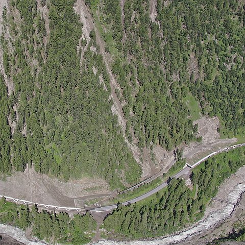 Ein Luftbild zeigt die B 186 Ötztalstraße in Obergurgl im Bereich der Leck- und Klammgalerie, wo massive Hangbewegungen und Mureinstößen drohen. Im kommenden Jahr wird die Lücke zwischen den beiden Galerien geschlossen, um die Erreichbarkeit des hintern Ötztals bestmöglich zu gewährleisten.