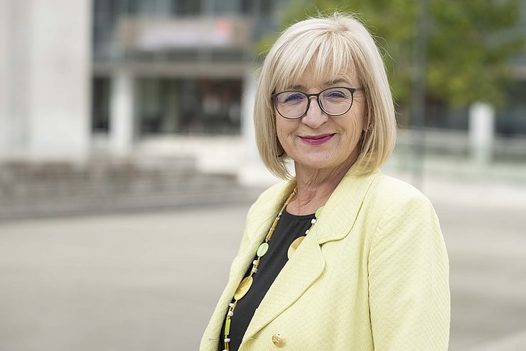 Kulturlandesrätin Beate Palfrader: „Das erklärte Ziel ist eine Verbesserung der arbeits- und sozialrechtlichen Situation aller professionell im Kunst- und Kulturbereich Tätigen.“