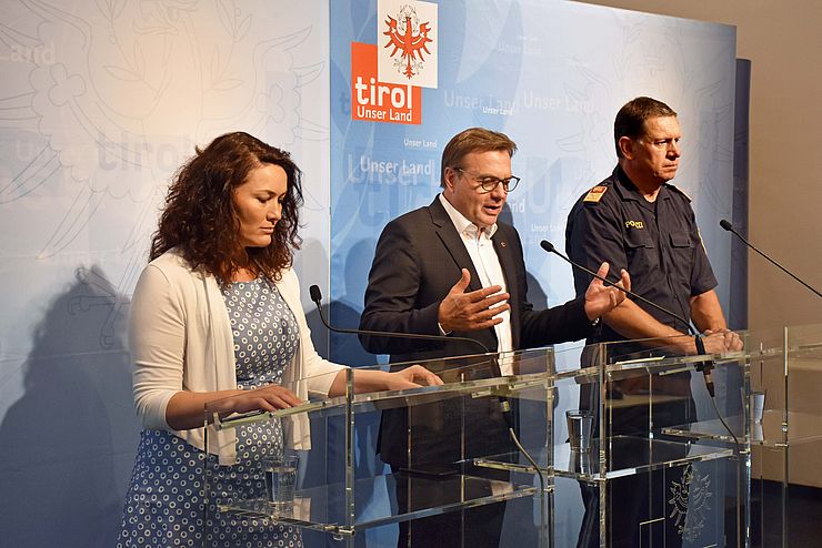 8v.li.:) LHStvin Ingrid Felipe, LH Günther Platter und Markus Widmann, Leiter der Verkehrspolizei Tirol, informierten über die neuen Maßnahmen