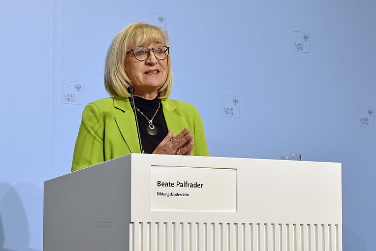 Landesrätin Beate Palfrader am Rednerpult