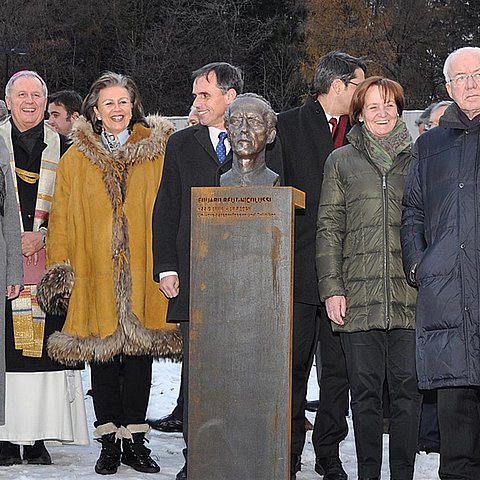 Dem Festakt ging die Segnung der Gedenkstätte voran. Im Bild: LRin Beate Palfrader, Abt Raimund Schreier, LRin Patrizia Zoller-Frischauf, Südtirols LHStv Richard Theiner, Südtirols LTPin Martha Stocker und Tirols LTP Herwig van Staa.