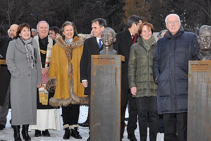 Dem Festakt ging die Segnung der Gedenkstätte voran. Im Bild: LRin Beate Palfrader, Abt Raimund Schreier, LRin Patrizia Zoller-Frischauf, Südtirols LHStv Richard Theiner, Südtirols LTPin Martha Stocker und Tirols LTP Herwig van Staa.