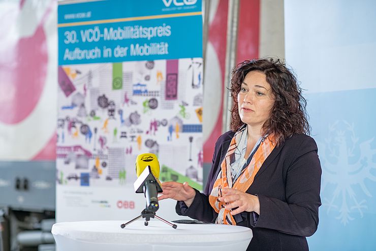 "Der VCÖ-Mobilitätspreis soll die Mobilitätsangebote der Zukunft vor den Vorhang holen - Projekte die den Kfz-Verkehr reduzieren, das Klima schonen und zugleich die Mobilität in Tirol nachhaltig verbessern“, so Landeshauptmann-Stellvertreterin Ingrid Felipe.