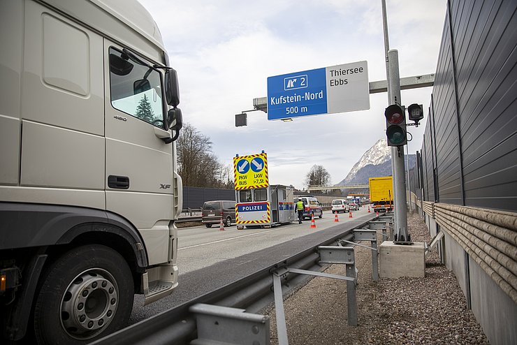 Ein LKW hält an der Ausfahrt Kufstein-Nord.