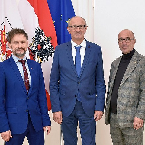 Gehaltsübernahme: ZPV-Obmann Michael Eller (li.) und GÖD-Tirol-Landesvorsitzender Gerhard Seier (re.) bedanken sich bei LH Anton Mattle (mi.) für die besondere Wertschätzung der Landesbediensteten. 